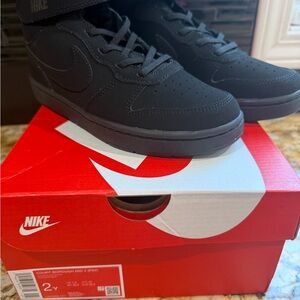 NEW Nike Court Borough Mid 2
Big Kids' Shoes Sz 2 Y